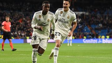 Vinicius y Reguilón corren a celebrar un gol del Madrid ante el Leganés