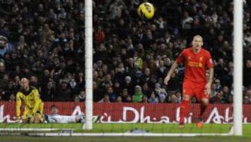 Agüero, tumbado en el suelo, hizo el 2-2.