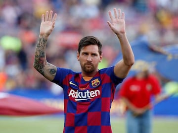 Messi saluda a la grada.