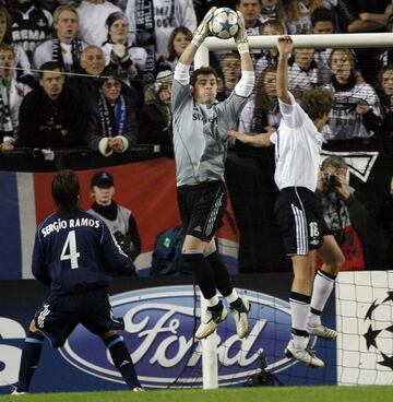 El portero del Real Madrid Iker Casillas atrapa el balón frente al Vidar Riseth del Rosenborg, durante el partido de Champions League en Trondheim, Noruega, el 1 de noviembre de 2005.