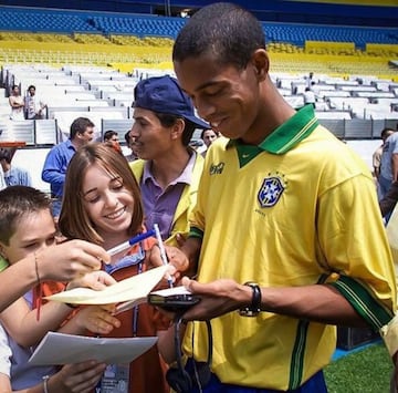 México. Estadio Jalisco. Dinho firma autógrafos pese a no ser todavía una figura mundial. Cómo han pasado los años