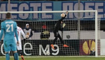 2-1. Hulk marcó el segundo gol tras un error del cancerbero sevillista, Beto.