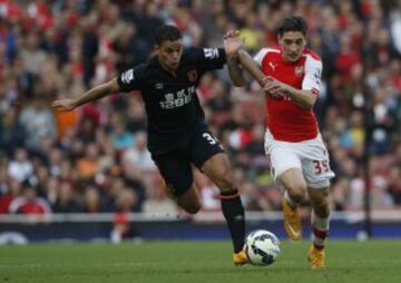 Hector Bellerin, del Arsenal, disputa una pelota con Hatem Ben Arfa.