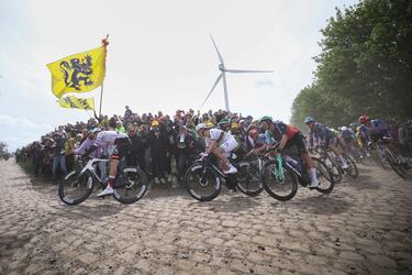 El ciclista esloveno Tadej Pogacar del equipo UAE Team Emirates XRG pedalea con el pelotón en un tramo adoquinado durante la 123.ª edición de la París-Roubaix.