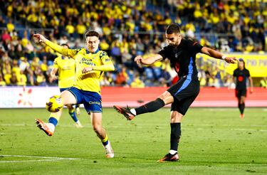 Ferran Torres, dentro del área, no falla con un zurdazo que se estrella en el travesaño y entra en la portería grancanaria.