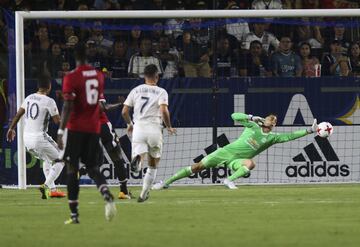 El Manchester United, quien está de gira por Estados Unidos, goleó 5-2 al Galaxy de Los Angeles en partido amistoso. Los goles delos de Mourinho fueron anotados por Rashford (2 y 20), Maerouane Fellaini (26), Henrikh Mkhitaryan (67) y Anthony Martial (72), mientras que por el Galaxy lo hicieron Giovani Dos Santos (78) y David Romney (89).