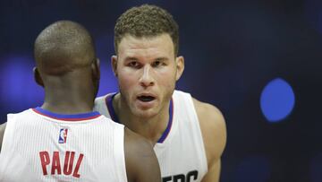 PBX01. Los Angeles (United States), 30/10/2016.- Los Angeles Clippers Blake Griffin (R) and Chris Paul (L) confer in early action of the Clippers' game against the Utah Jazz in Los Angeles, California, USA, 30 October 2016. (Baloncesto, Estados Unidos) EFE/EPA/PAUL BUCK