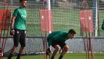 Otra vuelta de tuerca en el Racing: dos puntas, chavales y Lucas de portero