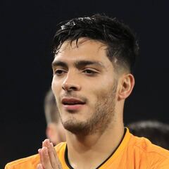 Desafortunada chilena de Raúl Jiménez noqueó a rival