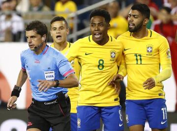 Gabriel, Elias and Coutinho aren't too happy with referee Andres Cunha.