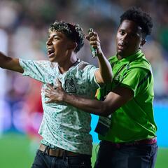 Aficionados invaden la cancha en el México vs Turquía