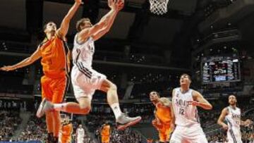 <b>A LA CARRERA </b>Martynas Pocius jugó un buen partido. En este contraataque supera al alero Jon Cortaberría, que empezó el encuentro como base.