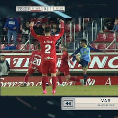 El VAR revisa un posible gol fantasma y acaba pitando penalti