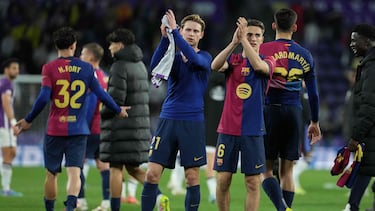 Los jugadores del Barça celebran la victoria ante el Valladolid, en Zorrilla.
