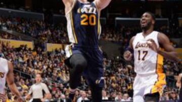 Gordon Hayward abusa de unos Lakers sin Kobe Bryant