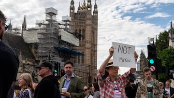 LONDON, ENGLAND - SEPTEMBER 12: An anti-monarchy protester poses outside the Houses of Parliament ahead of King Charles address to parliament on September 12, 2022 in London, United Kingdom. Elizabeth Alexandra Mary Windsor was born in Bruton Street, Mayfair, London on 21 April 1926. She married Prince Philip in 1947 and acceded to the throne of the United Kingdom and Commonwealth on 6 February 1952 after the death of her Father, King George VI. Queen Elizabeth II died at Balmoral Castle in Scotland on September 8, 2022, and is succeeded by her eldest son, King Charles III. (Photo by Chris J Ratcliffe/Getty Images)