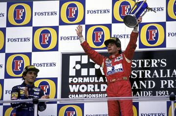 Después de la de Suzuka, aún quedaba una carrera más en 1993, la de Adelaida, y nadie imaginaba entonces que aquella iba a ser la última victoria de Senna en la F1. Era la última vez que corría con McLaren y empezó logrando la única pole de esa temporada (la primera de un motor Ford en más de diez años). Cerró aquello con una carrera impecable el domingo en la que dobló a toda la parrilla a excepción de los dos hombres que le acompañaron en el podio, Hill (tercero) y Prost, con el que se dio un abrazo en su adiós a la F1. Fue su podio 80, el séptimo de la historia en ese apartado.