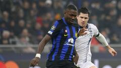 Milan (Italy), 12/12/2023.- Inter Milan'Äôs Marcus Thuram (L) in action against Real Sociedad's Igor Zubeldia during he UEFA Champions League group D soccer match between FC Inter and Real Sociedad in Milan, Italy, 12 December 2023. (Liga de Campeones, Italia) EFE/EPA/MATTEO BAZZI
