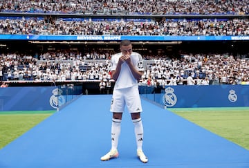 Después de 7 veranos en los que Mbappé y el Real Madrid no consiguieron alcanzar un acuerdo, el delantero francés firmó libre por el club blanco tras 7 temporadas en el PSG.
