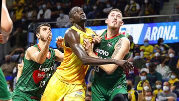Diop, pívot del Gran Canaria, lucha por el rebote con Wiltjer, del Lenovo Tenerife, en el derbi canario.
