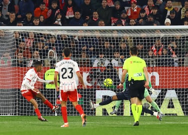 El Madrid entrega el liderato