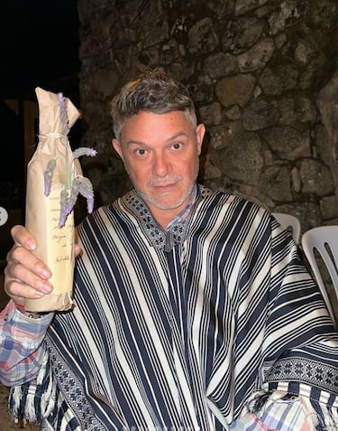 Las vacaciones familiares de Alejandro Sanz por Semana Santa: su look a lo Peaky Blinders y un invitado sorpresa