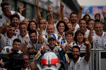 Marc Márquez celebra con su equipo la victoria en el GP de San Marino.