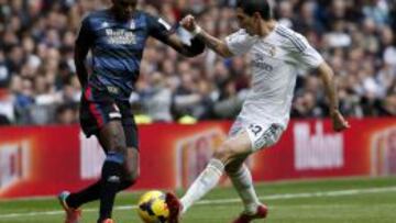 El defensa camerunés del Granada Allan Nyom (i) lucha un balón con el centrocampista argentino del Real Madrid Ángel Di María