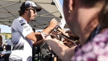 Alonso, firmando autógrafos en Hungaroring.