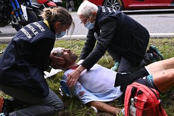 Las ca¨ªdas han sido protagonistas de la primera etapa del Tour de Francia 2021, una de ellas por culpa de una pancarta de una espectadora. El corredor de Jumbo-Visma, Tony Martin, choc¨® con una espectadora que sosten¨ªa un cartel, lo que provoc¨® que numerosos corredores se fueran al suelo.