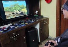 Jugó durante años con su hijo a la PS2 porque no podía permitirse algo mejor; años después, el joven se lo agradeció de la mejor forma