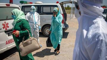 Moroccans, who tested positing for Covid-19, arrive in a parking lot in the town of Moulay Bousselham, north of the capital Rabat, on June 20, 2020, ahead of being transfered to a medical center in another city. (Photo by FADEL SENNA / AFP)