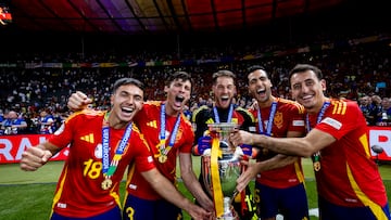 Los jugaodres de la Real Sociedad, Mart¨ªn Zubimendi, Robin Le Normand, ?lex Remiro, Mikel Merino y Mikel Oyarzabal, posan con el trofeo de la Eurocopa.
