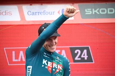 Un emocionado y feliz Castrillo recibe su premio en el podio de los mejores de La Vuelta.