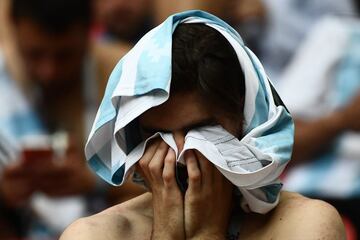 Argentina-Francia (3-4). Un aficionado argentino desolado tras la eliminación en octavos de final.