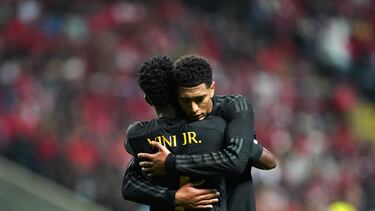 Braga (Portugal), 24/10/2023.- Real Madrid player Jude Bellingham (R) celebrates the 0-2 goal during the UEFA Champions League group C soccer match between SC Braga and Real Madrid, in Braga, Portugal, 24 October 2023. (Liga de Campeones) EFE/EPA/ESTELA SILVA