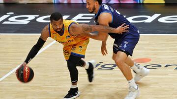 GRAFCVA6102. VALENCIA, 20/06/2020.- El base estadounidense del Herbalife Gran Canaria, Omar Cook, conduce el balón ante el base estadounidense del Mora Banc Andorra, Jeremy Senglin, durante la disputa del segundo partido de la segunda jornada del grupo B de la fase final de la Liga ACB que disputan en el pabellón de la Fuente de San Luis de Valéncia. EFE/Manuel Bruque