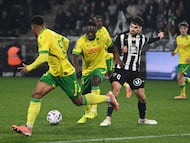 FC Nantes' Colombian defender #27 Deiver Machado (L) fight for the ball with Angers' French midfielder #06 Louis Mouton (R) during the French L1 football match between SCO Angers and FC Nantes at the Raymond-Kopa stadium in Angers, western France, on December 12, 2025. (Photo by JEAN-FRANCOIS MONIER / AFP)