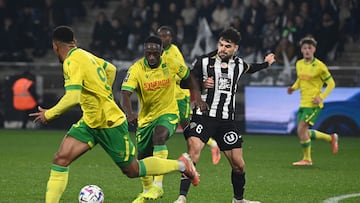 FC Nantes' Colombian defender #27 Deiver Machado (L) fight for the ball with Angers' French midfielder #06 Louis Mouton (R) during the French L1 football match between SCO Angers and FC Nantes at the Raymond-Kopa stadium in Angers, western France, on December 12, 2025. (Photo by JEAN-FRANCOIS MONIER / AFP)