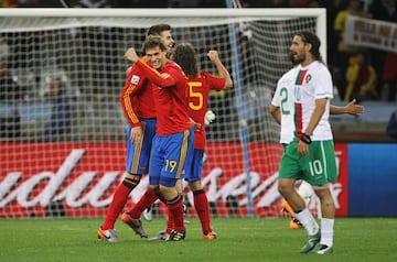 La sensacional actuación de Fernando Llorente ante Portugal provoca otro debate sobre quién debe ser el delantero centro titular ante Paraguay en el encuentro de cuartos de final: si el delantero del Athletic o Fernando Torres. Para unos, Llorente se había ganado la oportunidad de seguir teniendo minutos. Para ello contaban con la idea de Del Bosque que le había valorado enormemente en conferencia de prensa: “Aporta frescura, altura, fuerza y empuje. Le necesitaré”. Pero el seleccionador también valoraba a Torres: “Es necesario. Hace un gran trabajo, fija los centrales y va a más”.