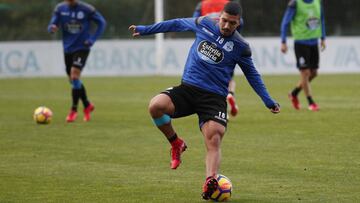 Bakkali, durante el entrenamiento del Deportivo en Abegondo.