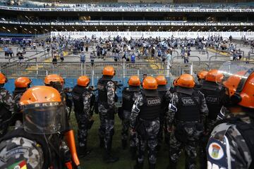 Los radicales del Gremio saltaron al terreno de juego durante el encuentro frente a la Sociedade Esportiva Palmeiras. Los asaltantes destrozaron el VAR como protesta de la derrota. 