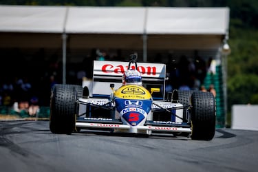 Nigel Mansell, al volante del Williams-Renault FW14B. Este coche de Fórmula 1 compitió en la temporada de 1992 y ganó 10 de las 16 carreras del campeonato llevándose el título de constructores y el de pilotos por el propio Mansell. 