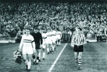Gaínza y Puskas salen como capitanes durante el partido de Copa de Europa de 1957 entre el Athletic Club y el Honvéd húngaro. 
