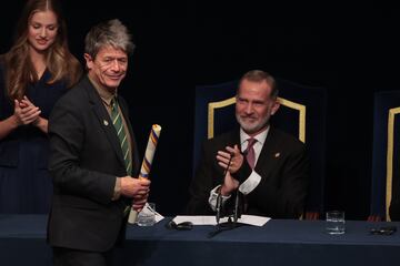 Emmanuele Carrere recoge, en nombre de su madre Helene Carrere, el Premio Princesa de Asturias de las ciencias sociales.