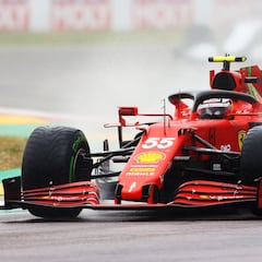 Sainz remonta bajo la lluvia