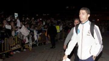 VIAJE EN AUTOBÚS. Mas de 1.000 aficionados recibieron al Real Madrid a su llegada a Valladolid.