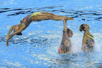 El equipo estadounidense realiza un ejercicio durante la prueba de Equipo Libre de Natación Sincronizada Femenino del Mundial de Natación de Budapest (Hungría). 