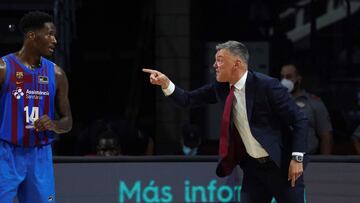 GRAF9021. SANTA CRUZ DE TENERIFE, 12/09/2021.- El entrenador del Barça, Sarunas Jasikevicius, da instrucciones a Nigel Hayes (i) durante la final de la Supercopa de baloncesto ante el Real Madrid que disputan este sábado en el pabellón Santiago Martín de La Laguna, en Tenerife. EFE/Ramón de la Rocha