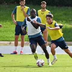 El Almería rechaza una oferta por Lopy del Stade Bretois y conversa con el Parma